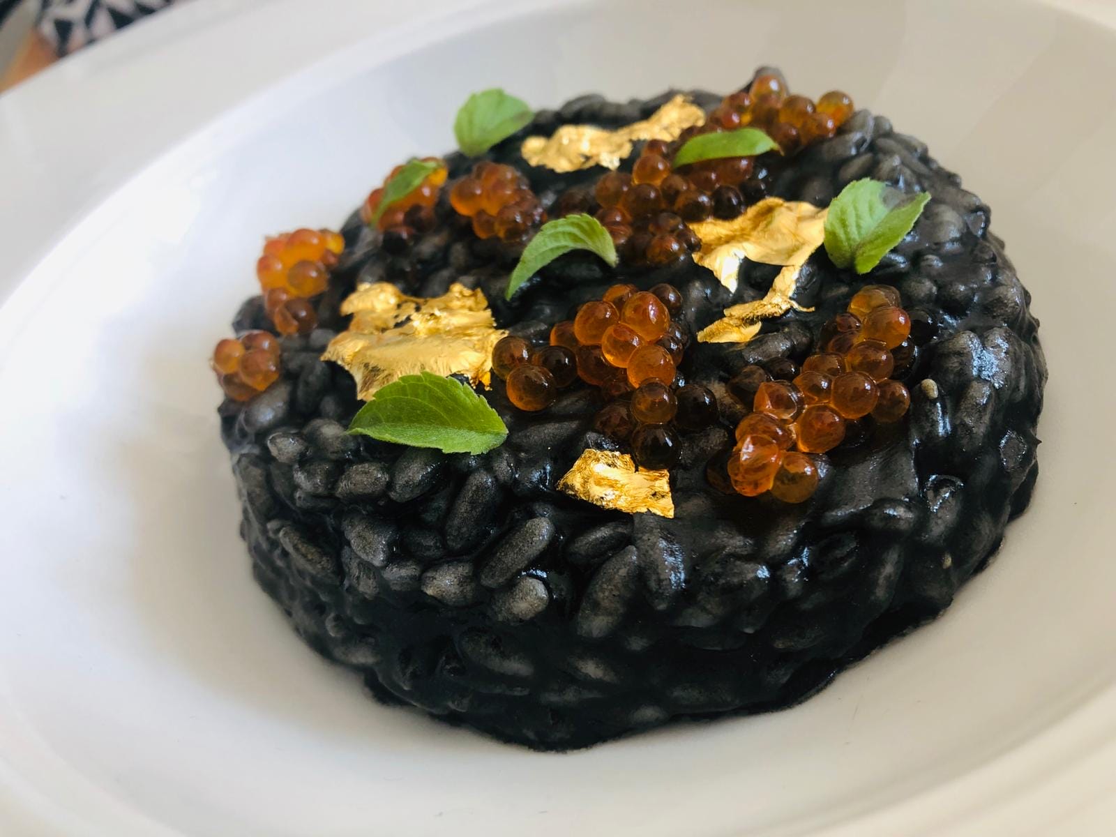 Piatto scuro con pasta e ingredienti di mare