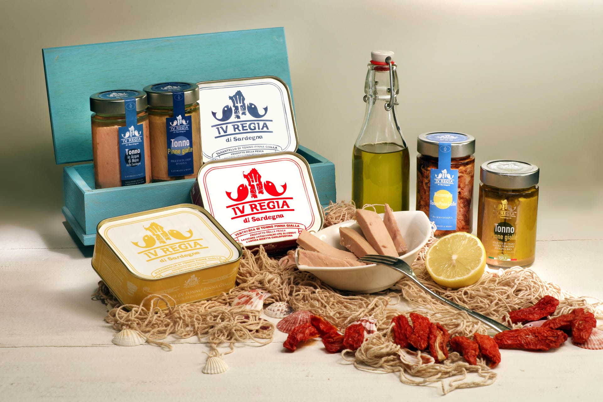 Tavola mediterranea con piatti di mare